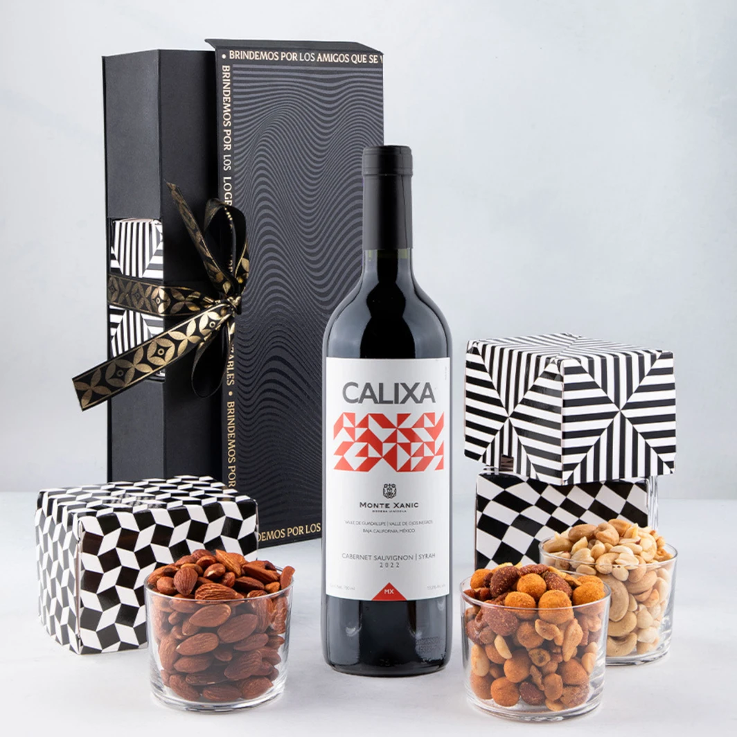 Canasta Negra con Vino Tinto Calixa y botanas 25683