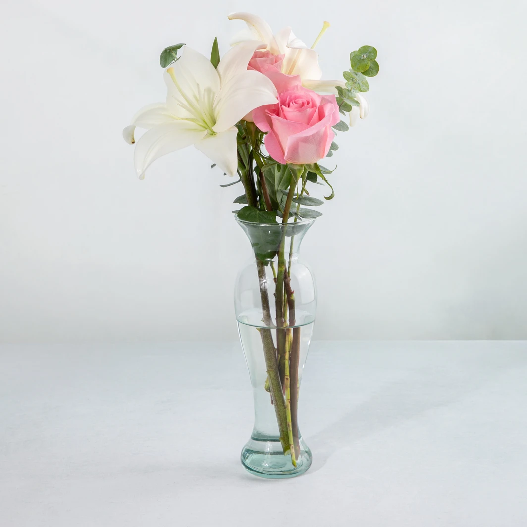 Arreglo con Lily blanca y Rosa claro	 25761