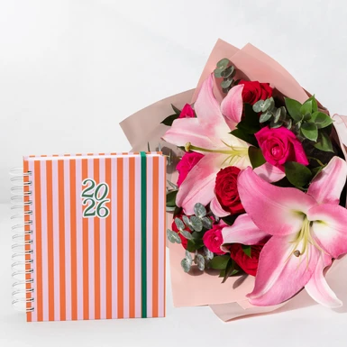 Ramo de Rosas Rojas y Stargazers con Agenda 2026 25765