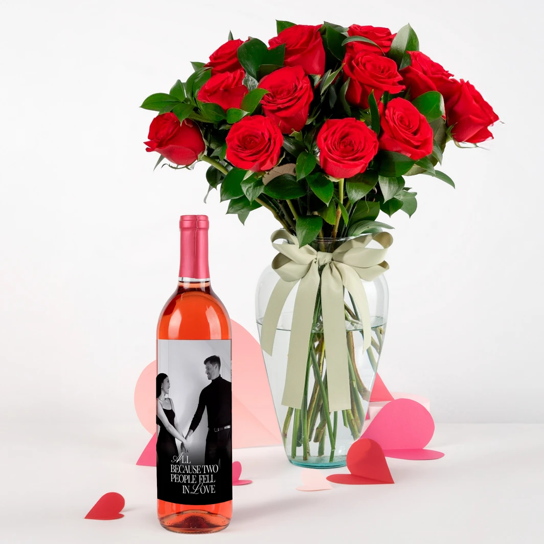 12 Rosas Rojas con Vino Beringer con etiqueta "All Because Two People Fell In Love" 25781