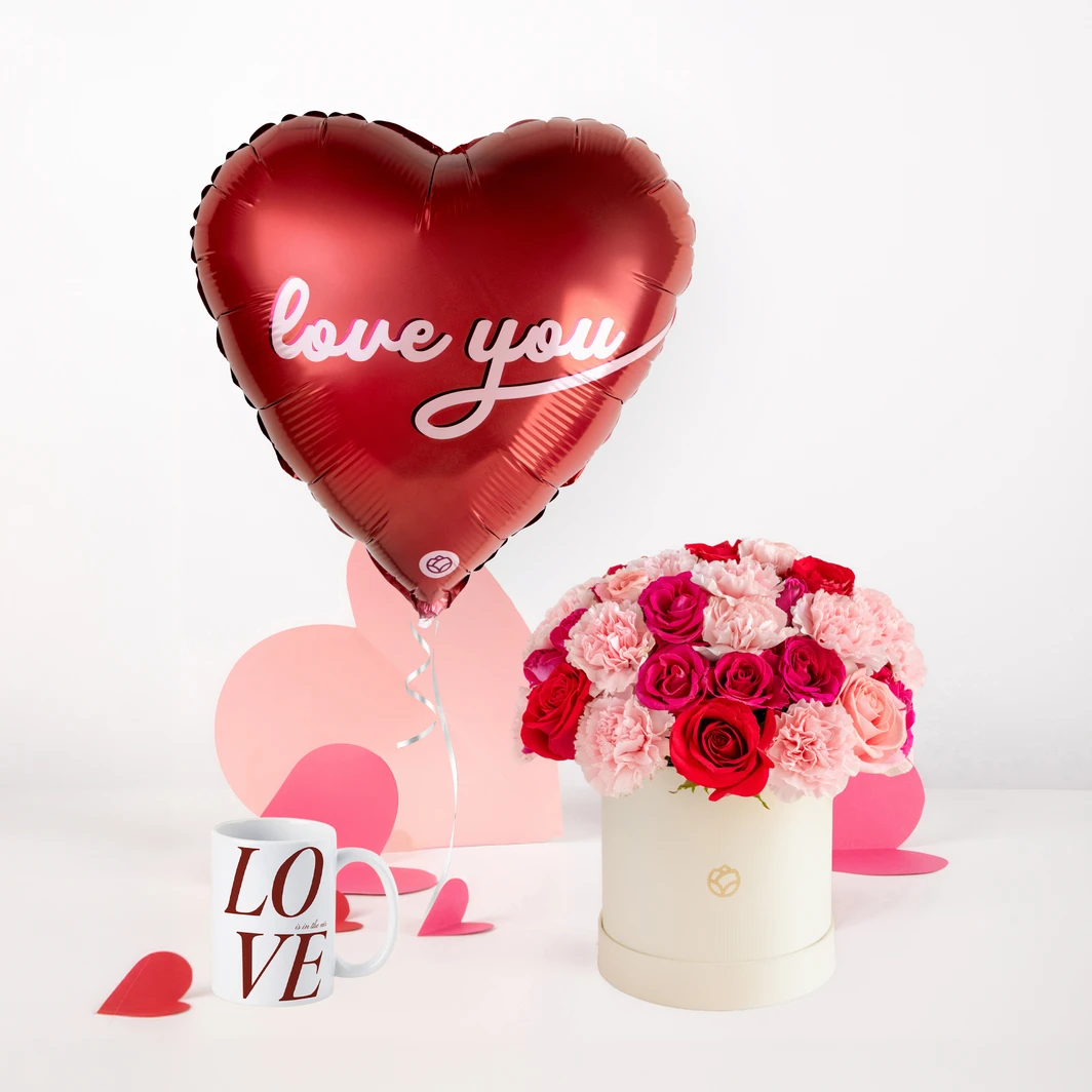 Taza 15oz "Love Is In The Air" con Globo 18" y  Arreglo de Rosas y Claveles en Caja Beige 25794