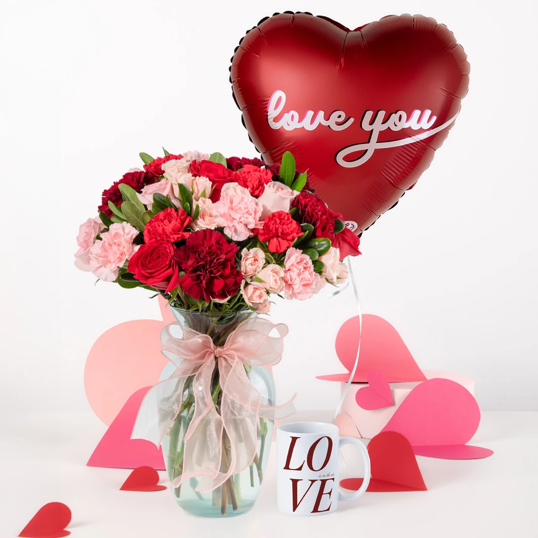 Taza 15oz "Love Is In The Air" con Globo 18" y  Arreglo de Rosas y Claveles en Jarrón 25795