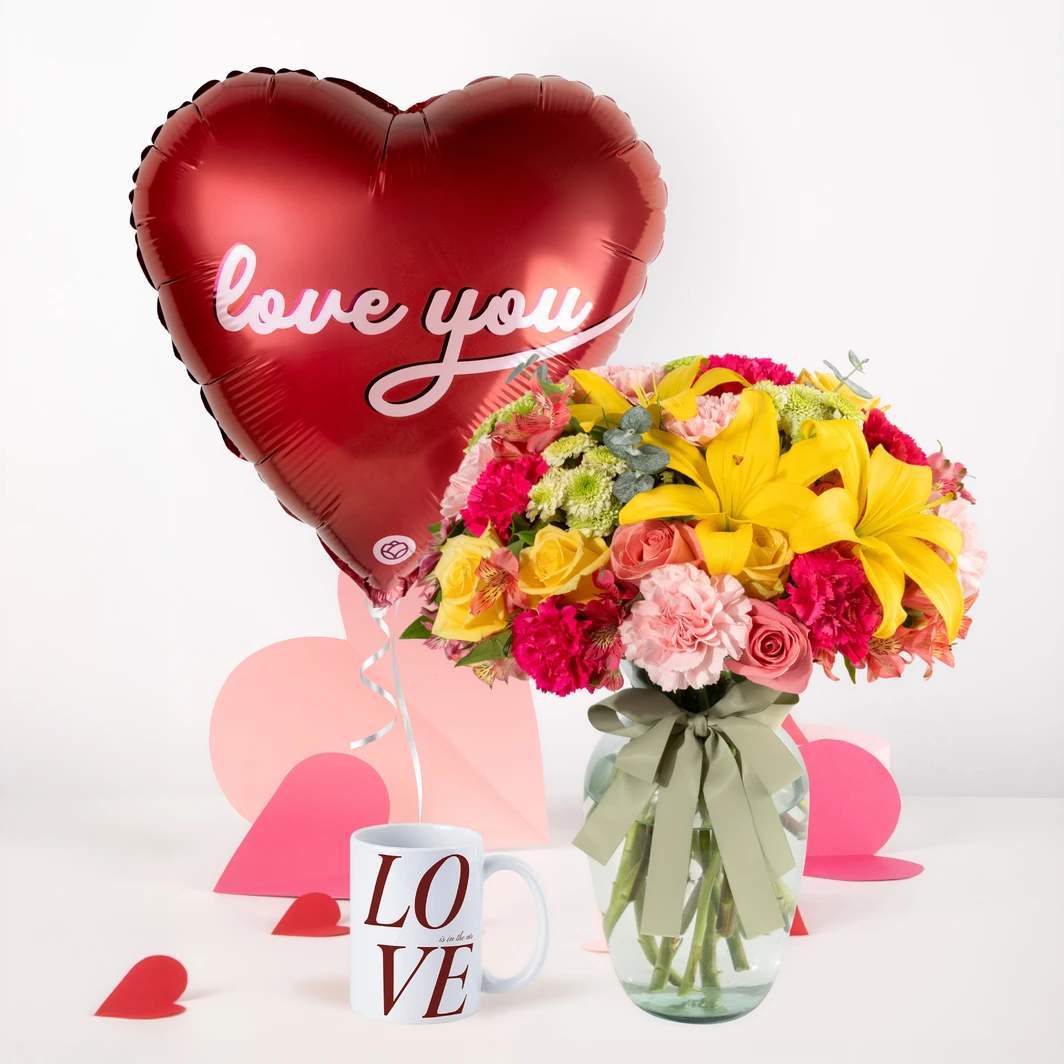 Taza 15oz "Love Is In The Air" con Globo 18" y Arreglo de Rosas y Lilys 25801
