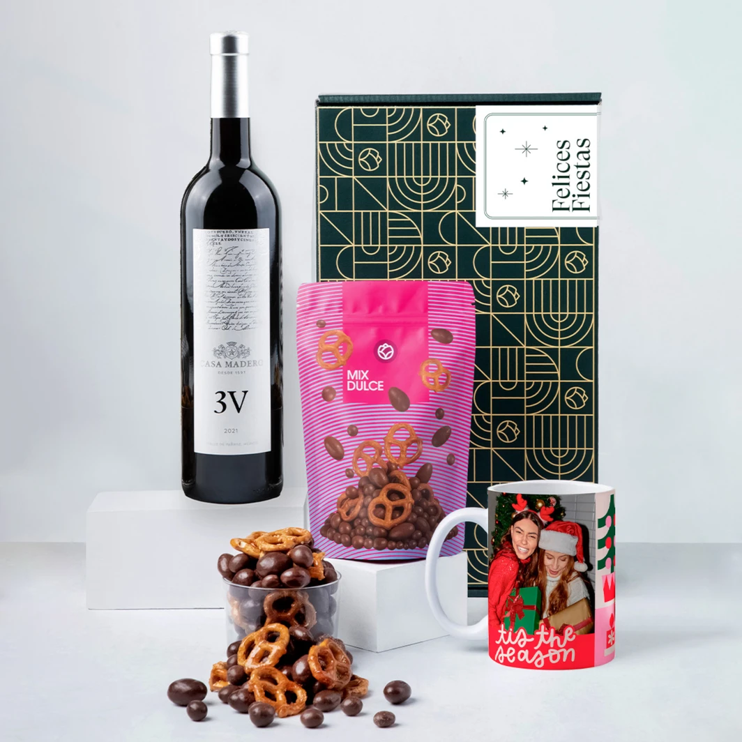 Canasta Vino 3V con Taza "Navidad Retro" y Mix Dulce 25885-P