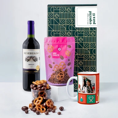 Vino Merlot con Taza "Christmas Collage" y Mix Dulce Regalo Especial 25980-P