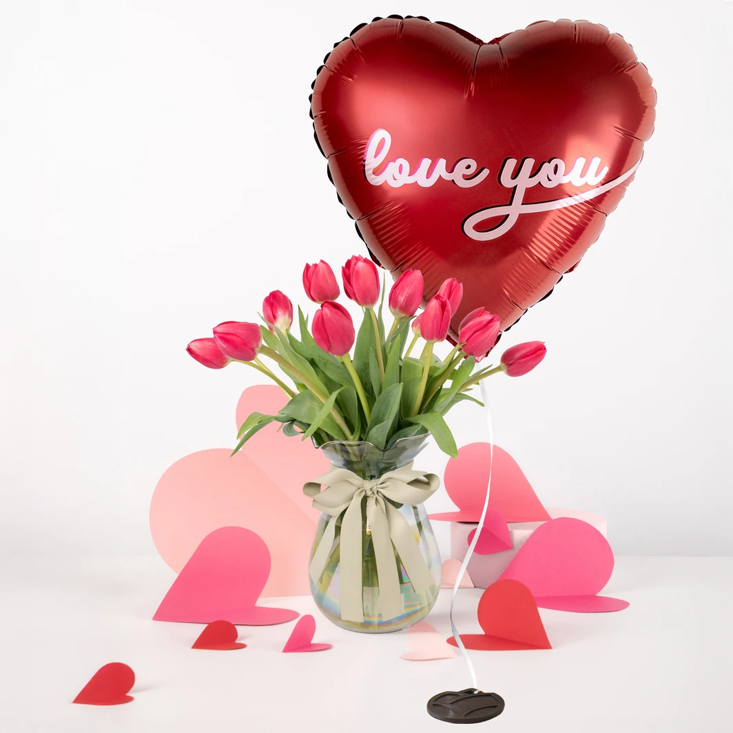 Jarrón con Tulipanes Rojos y Globo "Love You" 26138