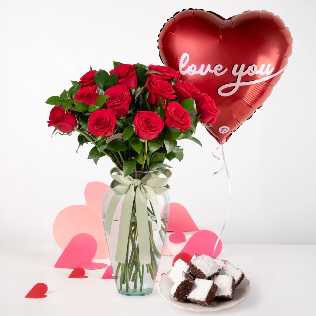 Arreglo 12 Rosas Rojas con Brownies y Globo 26164