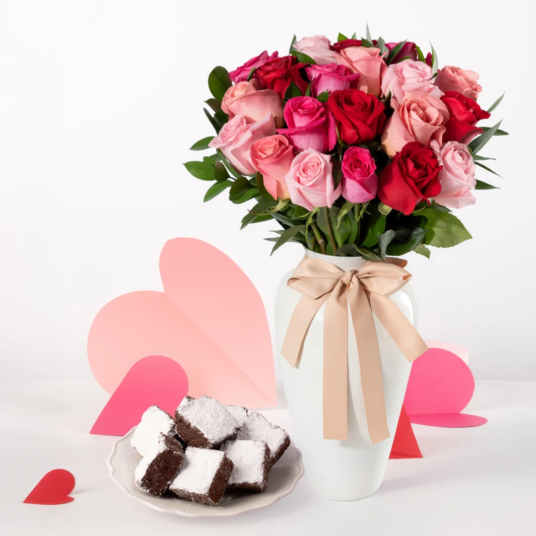 Rosas Combinadas en Jarrón y Brownies Tere Cazola 26165