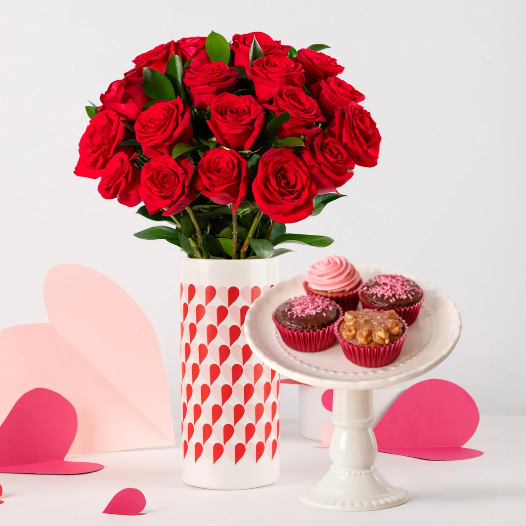 Red Roses in Hearts Everywhere Vase and 4 Fer Reposteria Muffins 26198