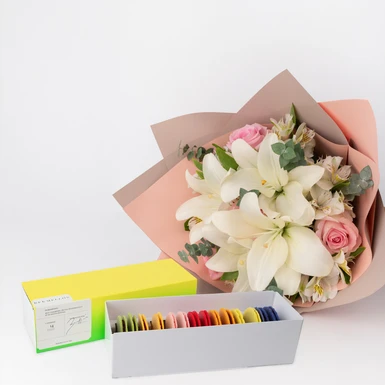 Ramo de Rosas y Lilys con Caja de Bermellón 26232