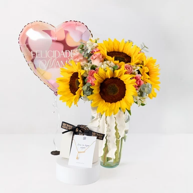Combo Abrazo Floral: Girasoles con Rosas, Globo y Collar "Siempre conmigo" Amalaya 26233