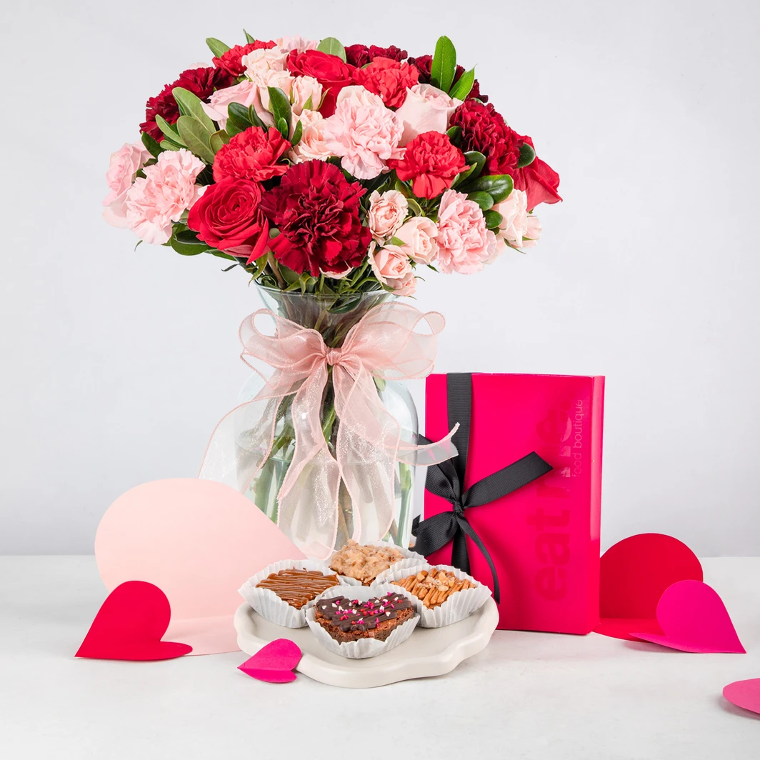 Encanto Arreglo de Rosas y Claveles con Brownies Eat Me 26249