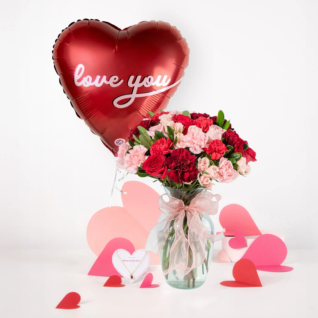 Arreglo de Rosas y Claveles con Collar Golden Mini Heart Malandra y Globo "Love You" 26292