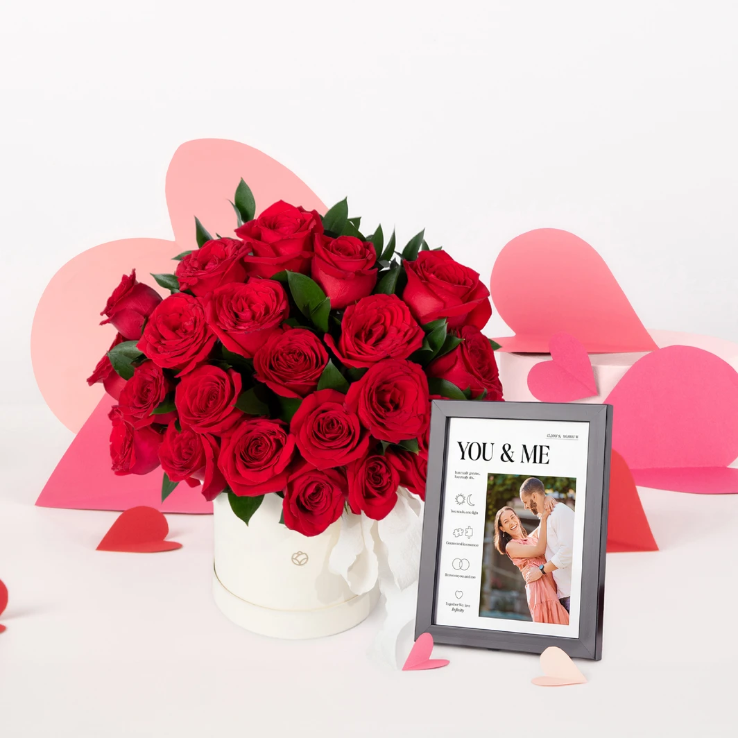 Marco Negro You and Me con Caja de 24 Rosas Rojas 26322