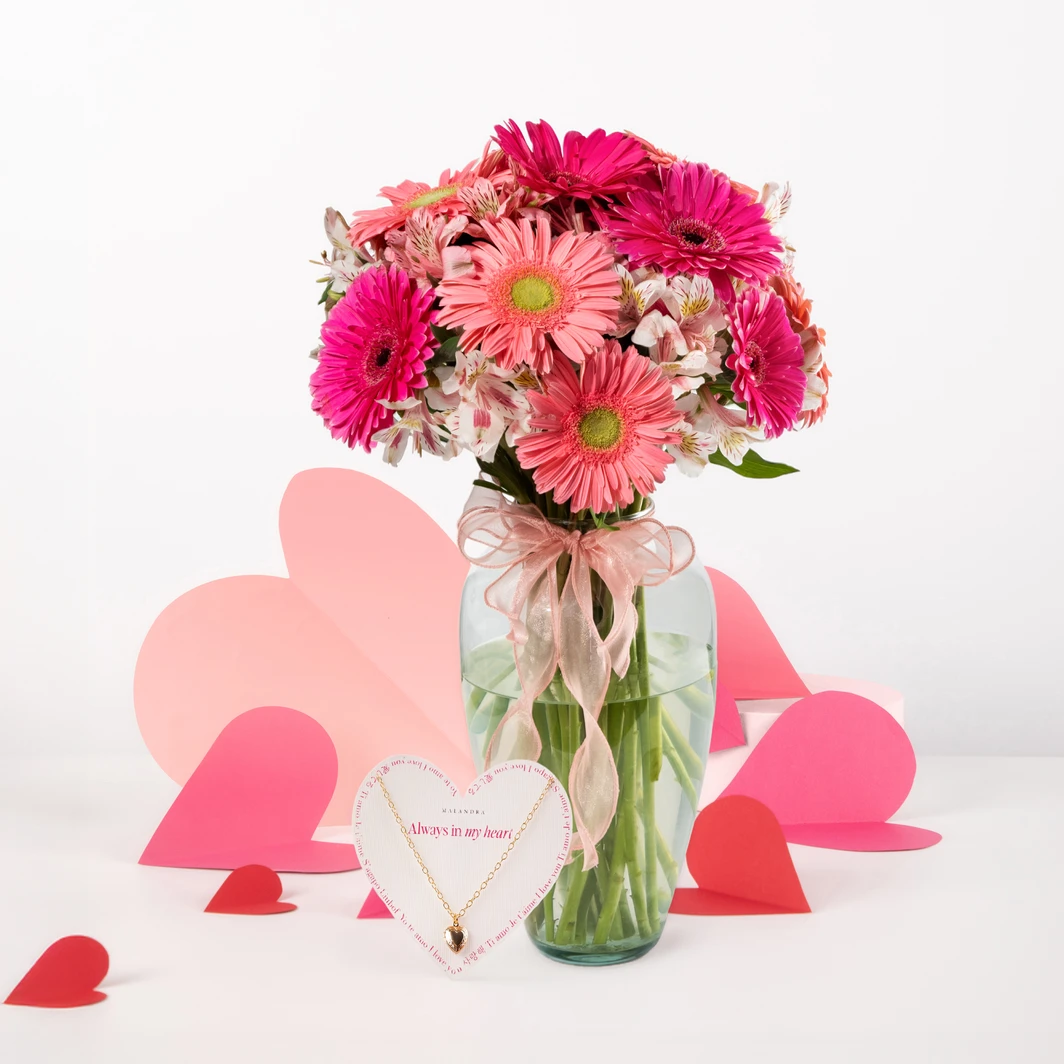 Gerberas Rosas con Collar Golden Mini Heart 26331