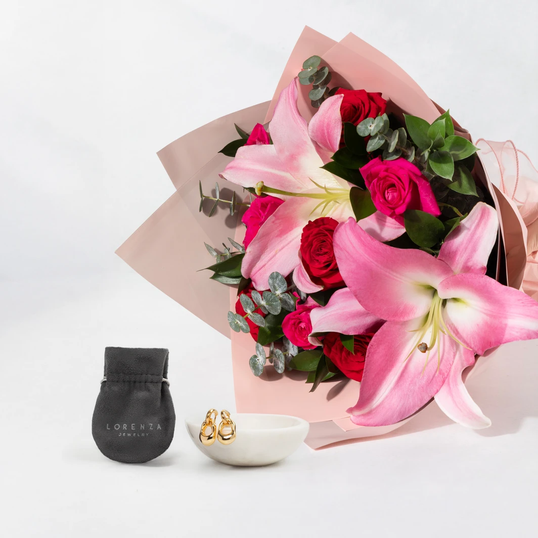 Encanto Dorado con Arracadas, Rosas y Stargazers 26388