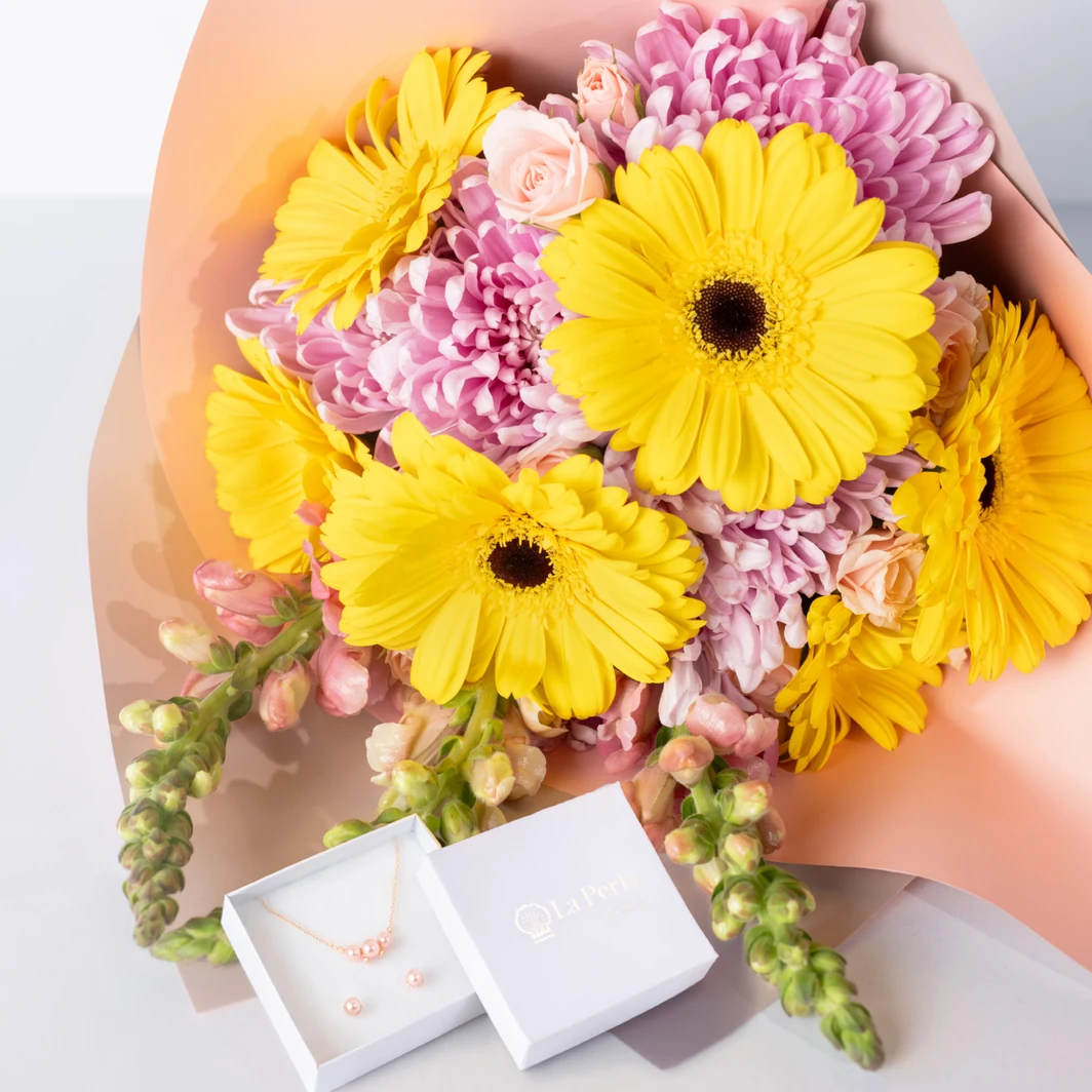 Rayos de Sol con Gerberas y Roxanne con Set Tres Perlas La Perla 26402