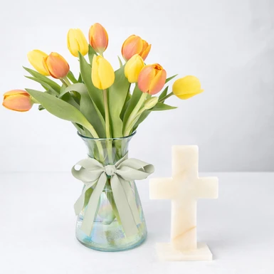 Arreglo de Tulipanes con Cruz Blanca de Ónix 26407