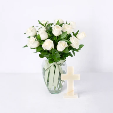 Arreglo de Rosas Blancas Acompañado de Cruz 26408