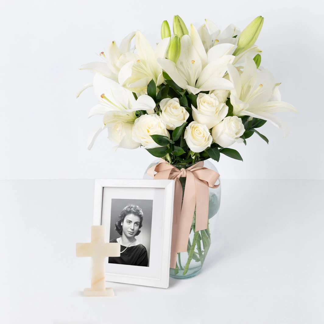 Recuerdo Eterno con Cruz y Flores Blancas 26412