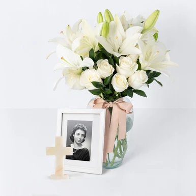 Recuerdo Eterno con Cruz y Flores Blancas 26412