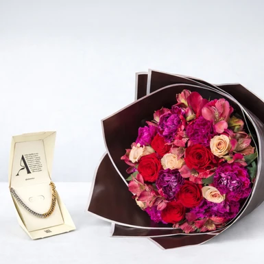 Elegancia Infinita con Rosas Rojas, Claveles y Collar Yoon Bitono "Amalaya" 26453