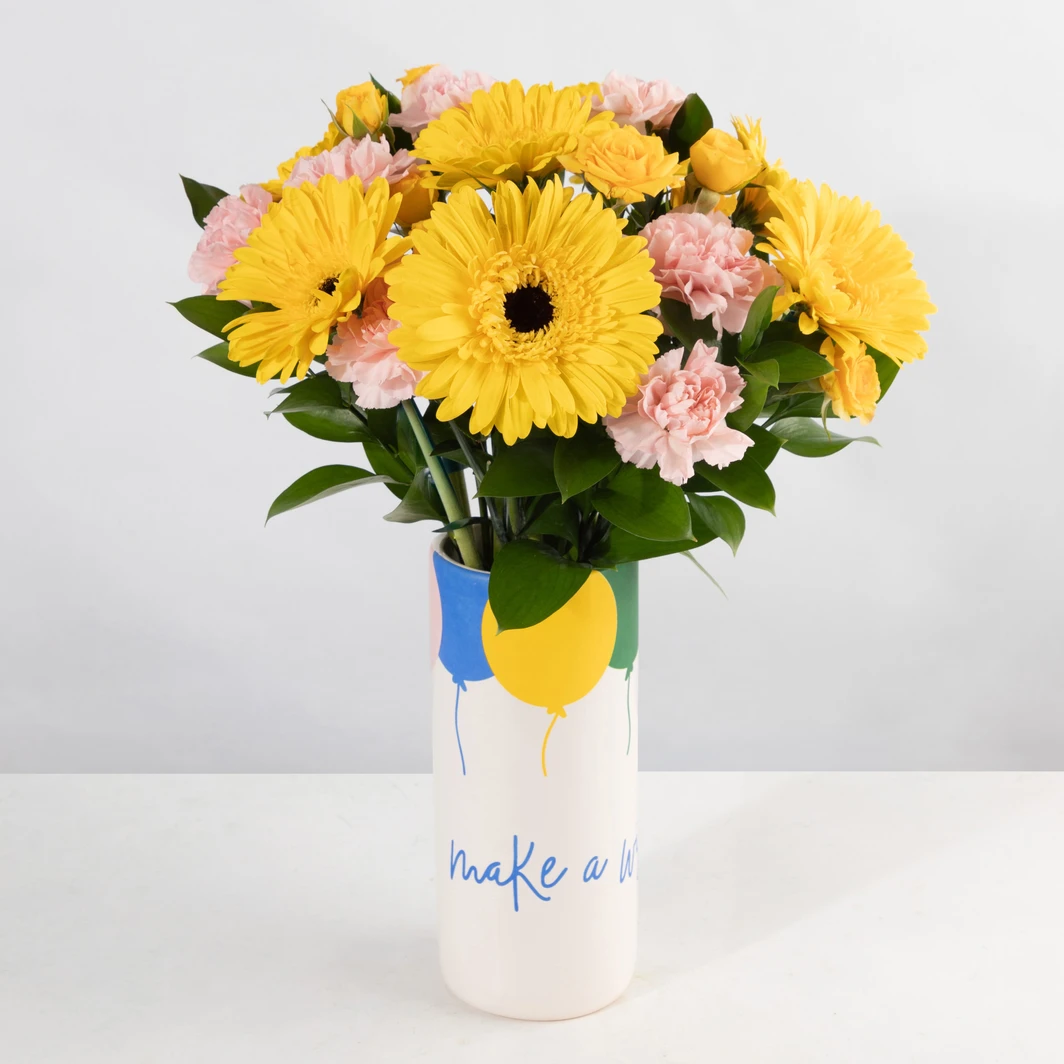 Arreglo con Gerberas Amarillas y Clavel Rosa 26638