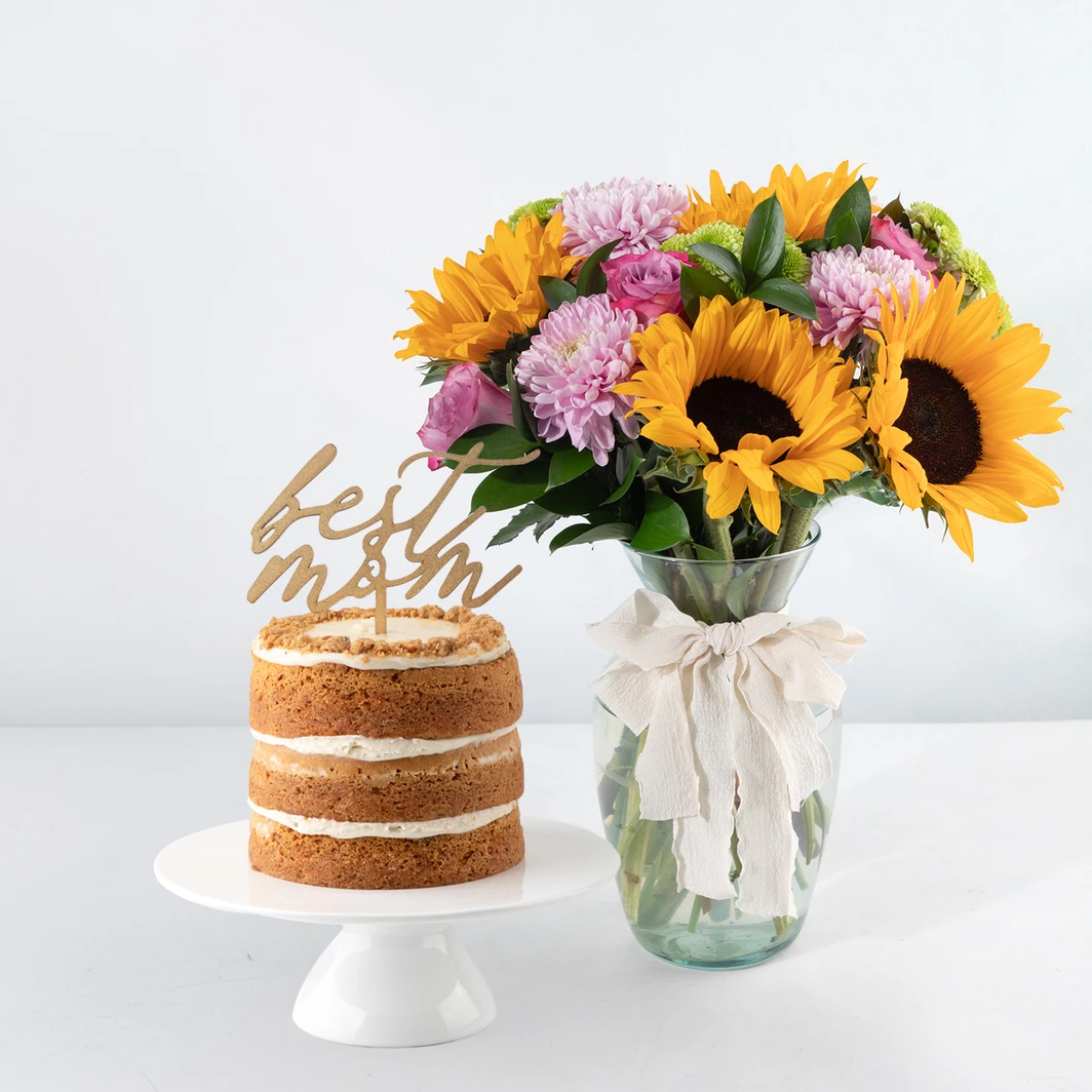 Arreglo de Girasoles y Rosa Lila con Pastel de Zanahoria "Best Mom" 26828