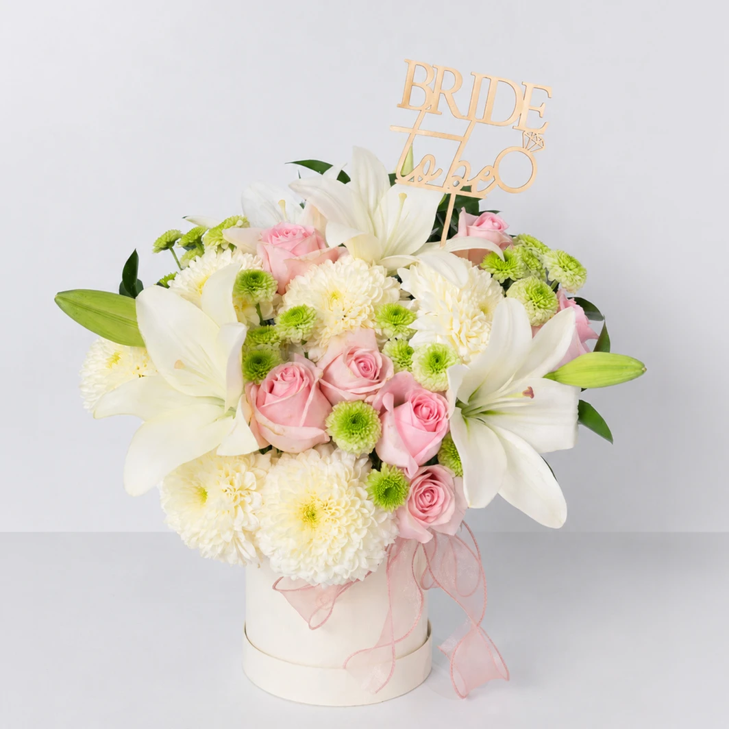 Ternura con Rosas y Lilys en Caja con Topper Bride to Be 26908