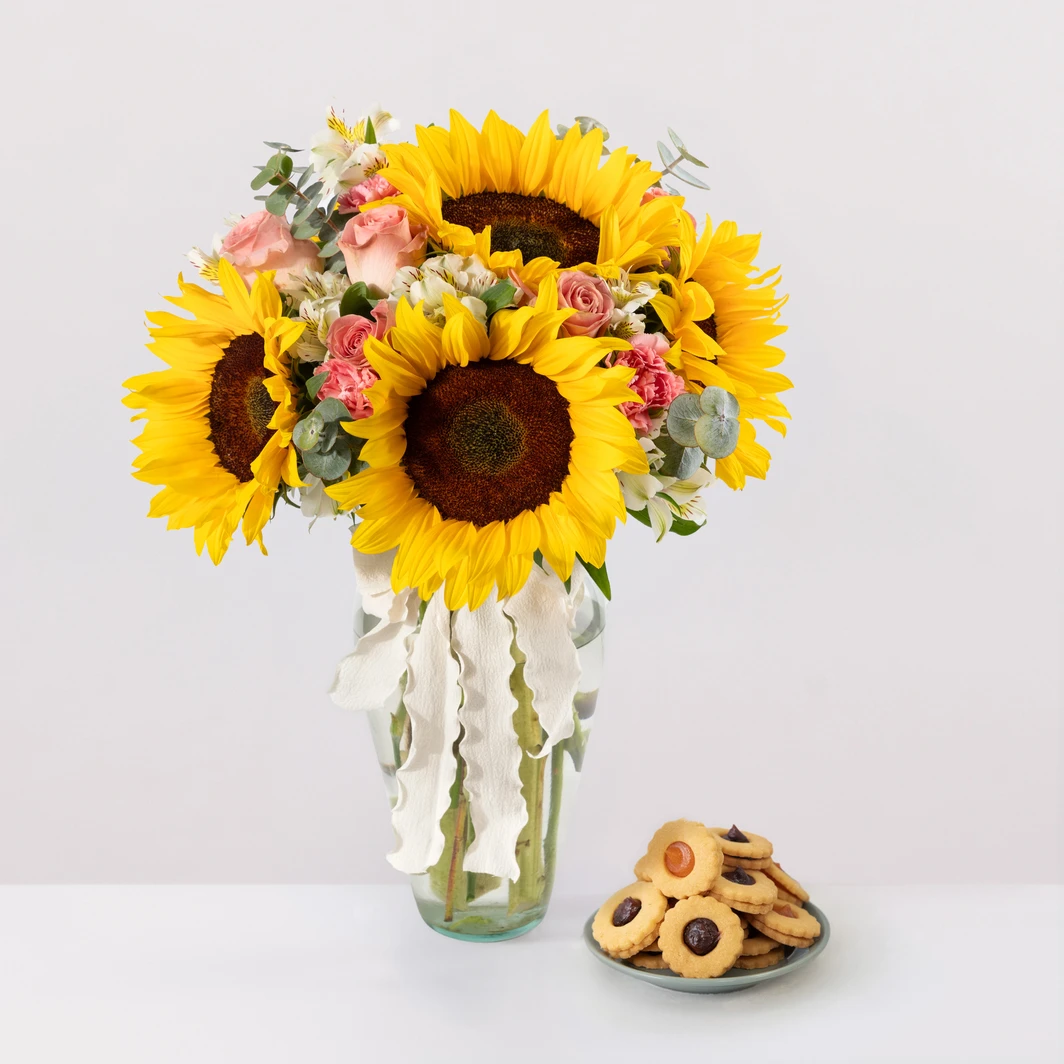 Arreglo de Girasoles con Galletas Mermelada La Casita 27697