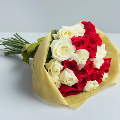 Ramo de 24 Rosas Rojas y Blancas 2575