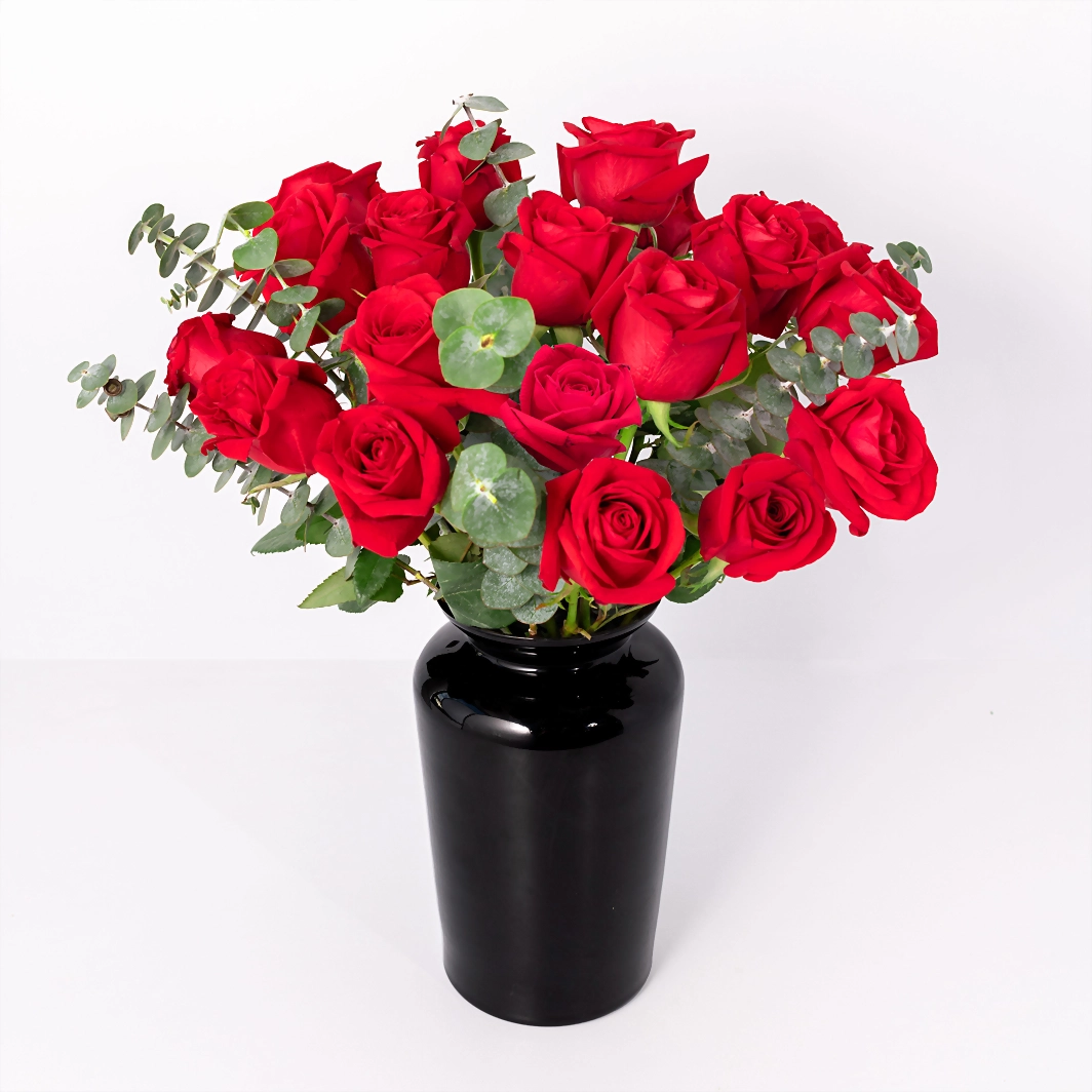 18 Red roses in black vase 4240