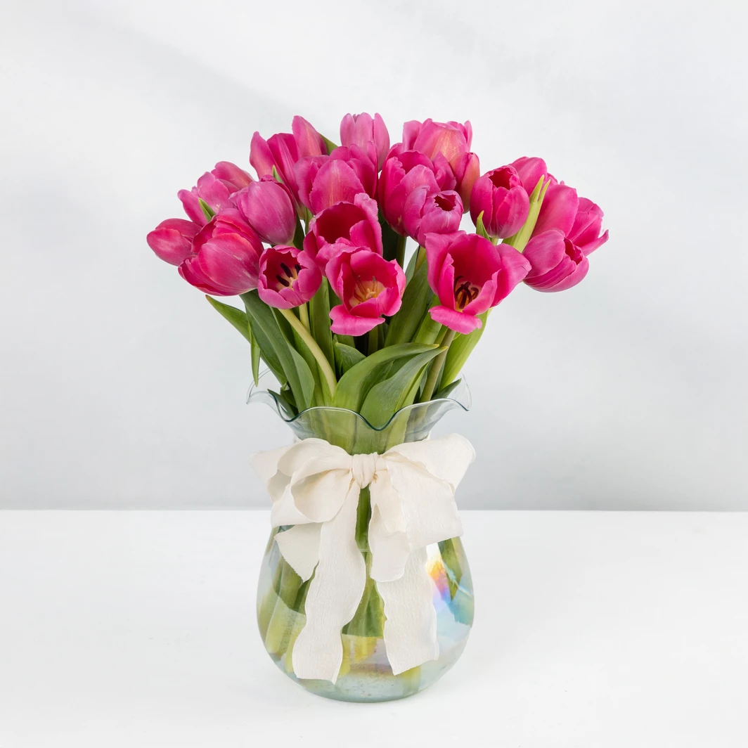 20 Fuchsia tulips in iridescent vase 5002
