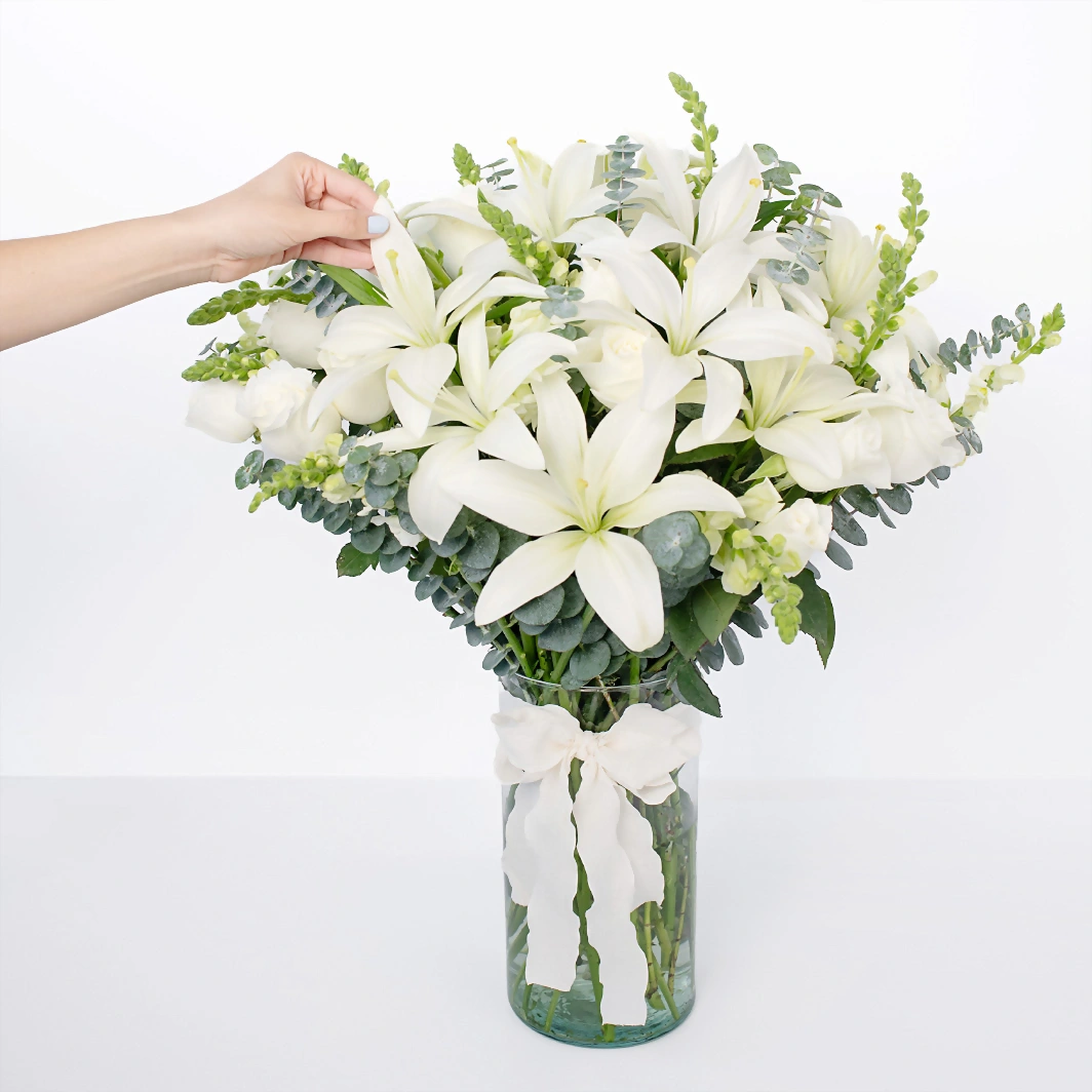 Rosas blancas y lilys blancas en jarrón cilindro 5394