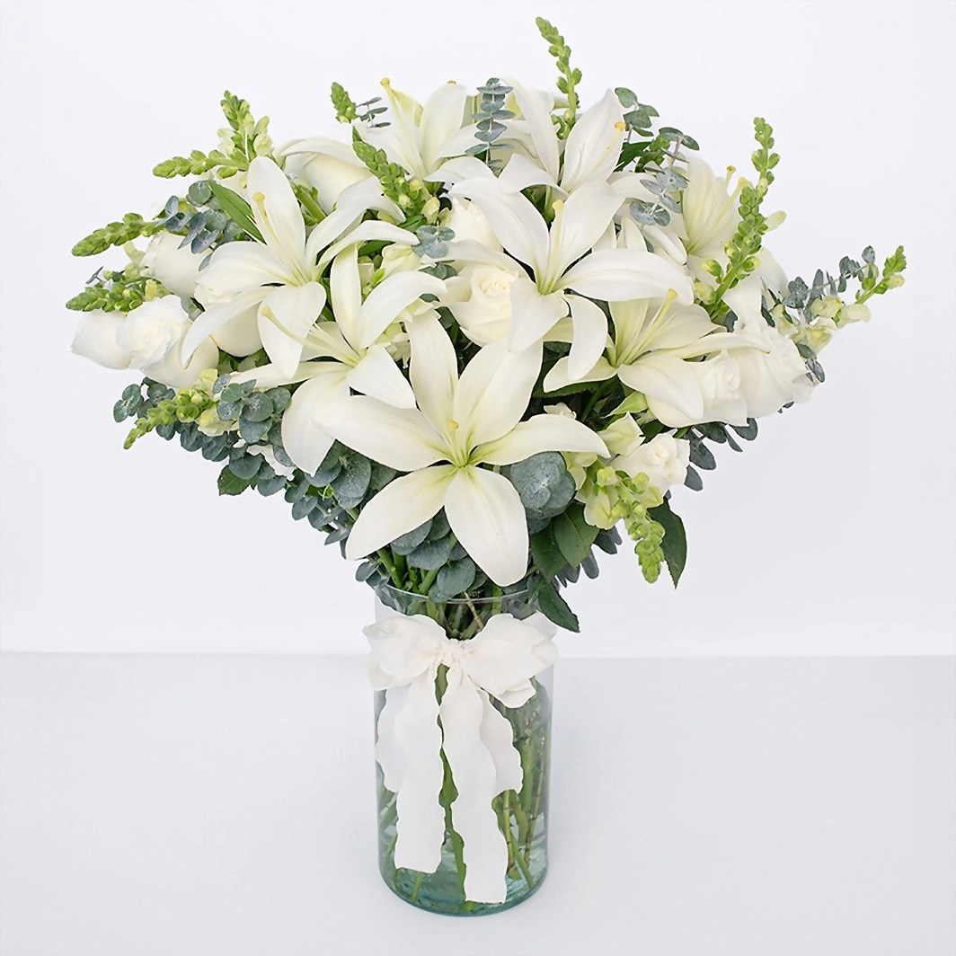 Rosas blancas y lilys blancas en jarrón cilindro 5394