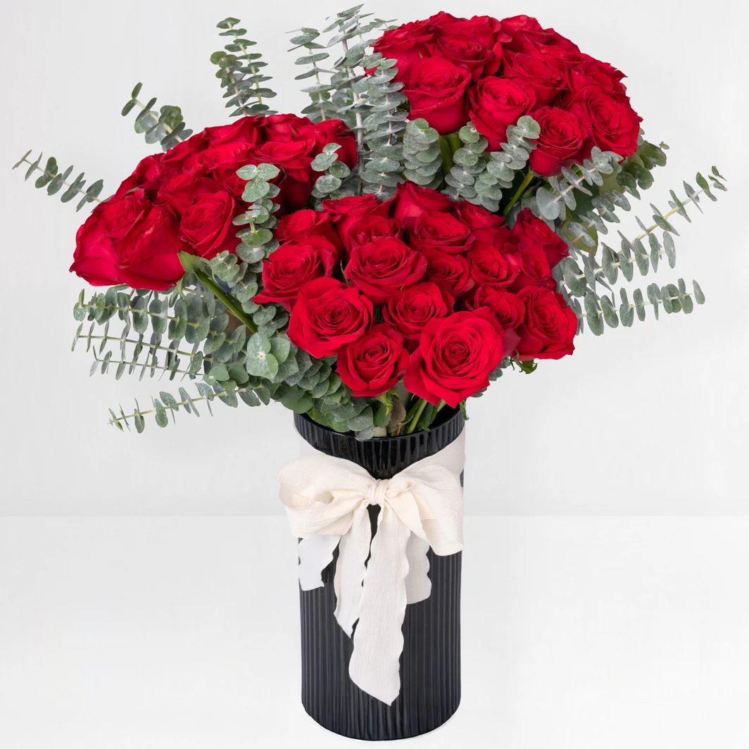 50 rosas rojas en jarrón negro 5900