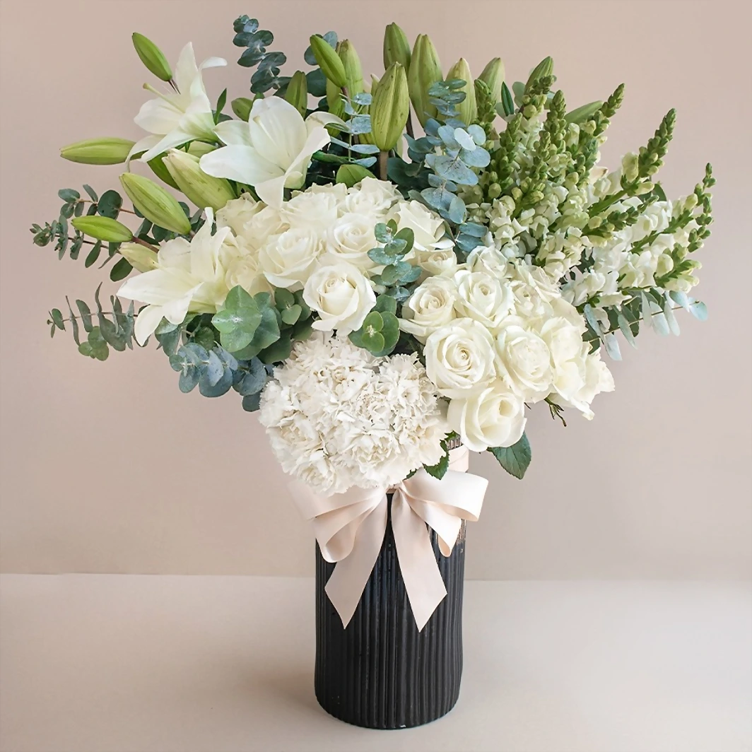 Rosas blancas y lilys en jarrón negro 5902