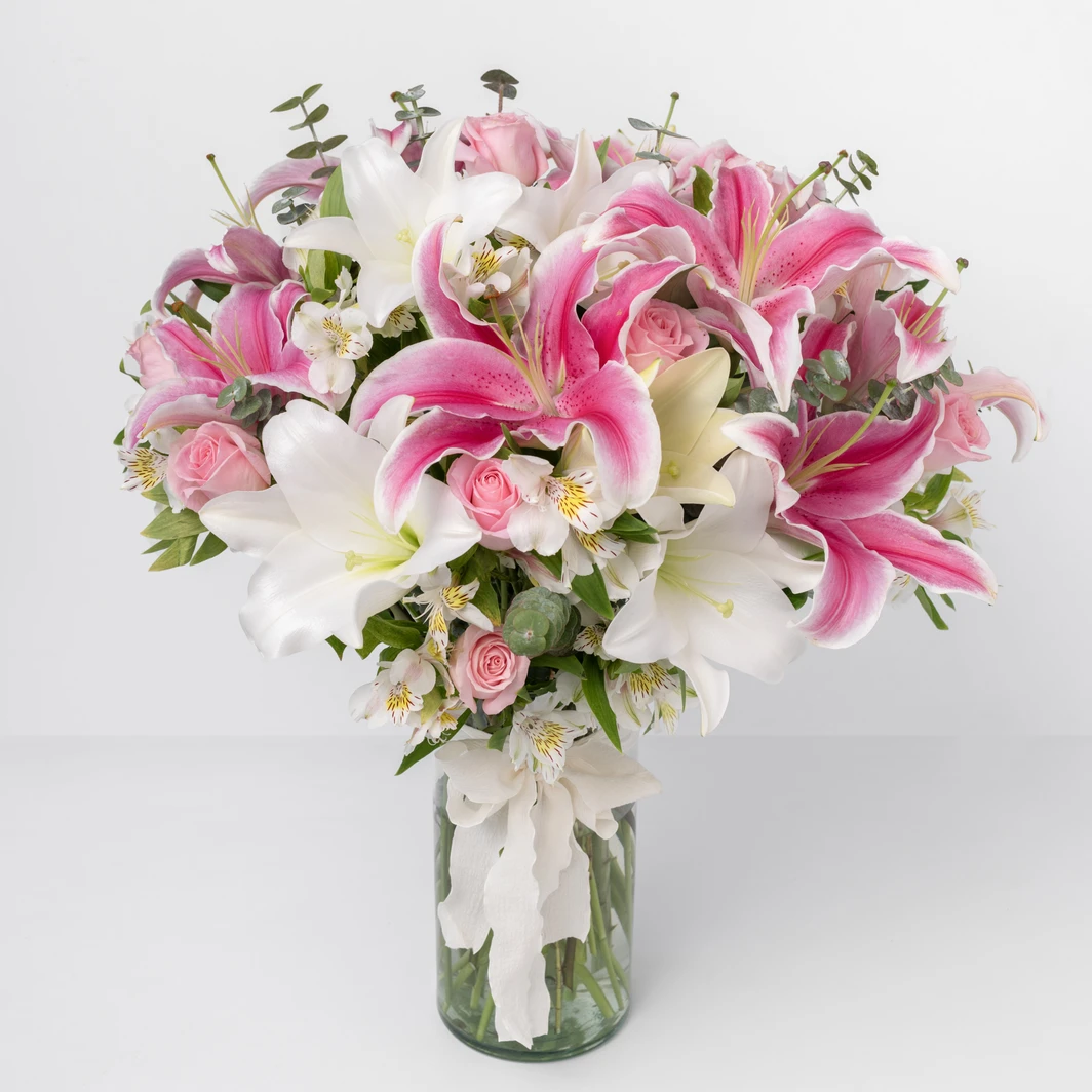 Rosas y Stargazer en jarrón transparente 6187