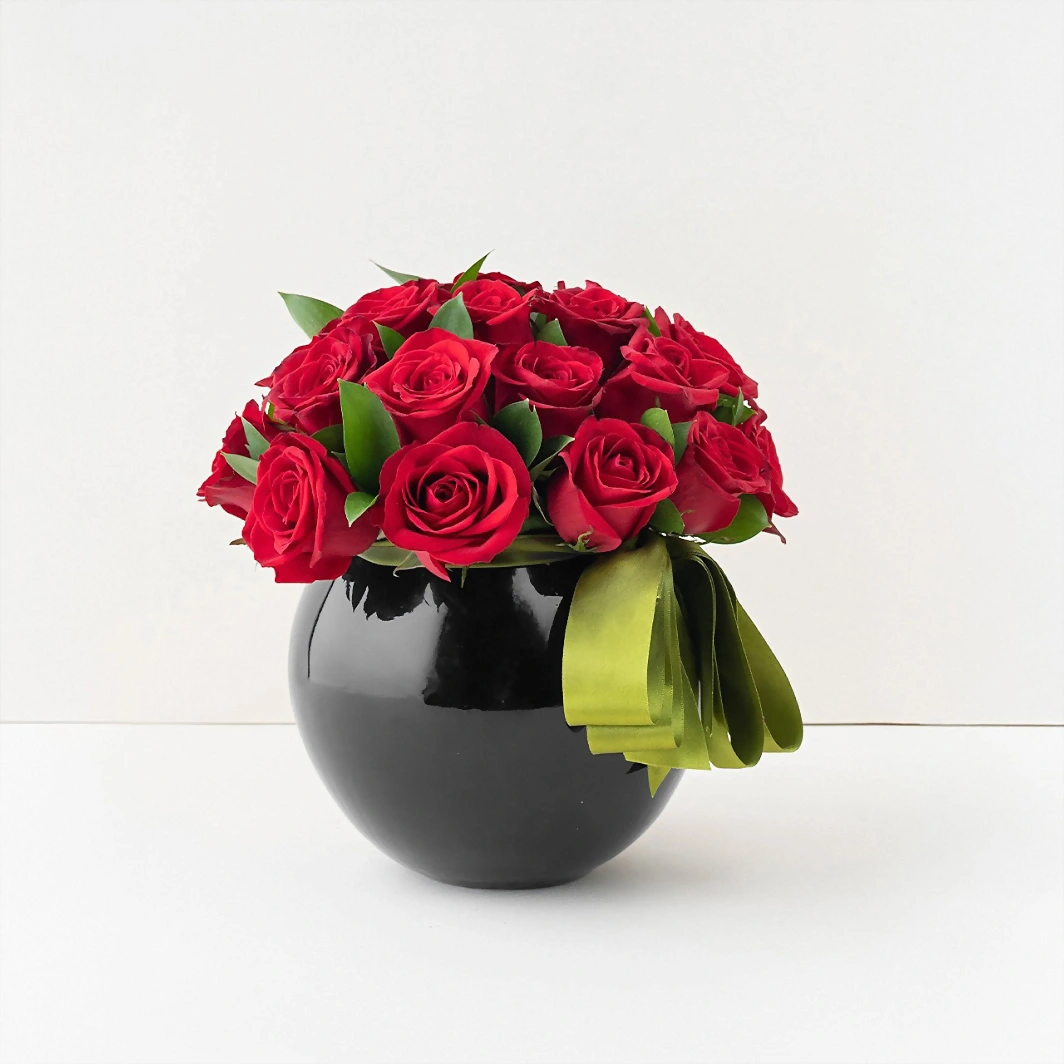 24 rosas rojas en base negra 6367