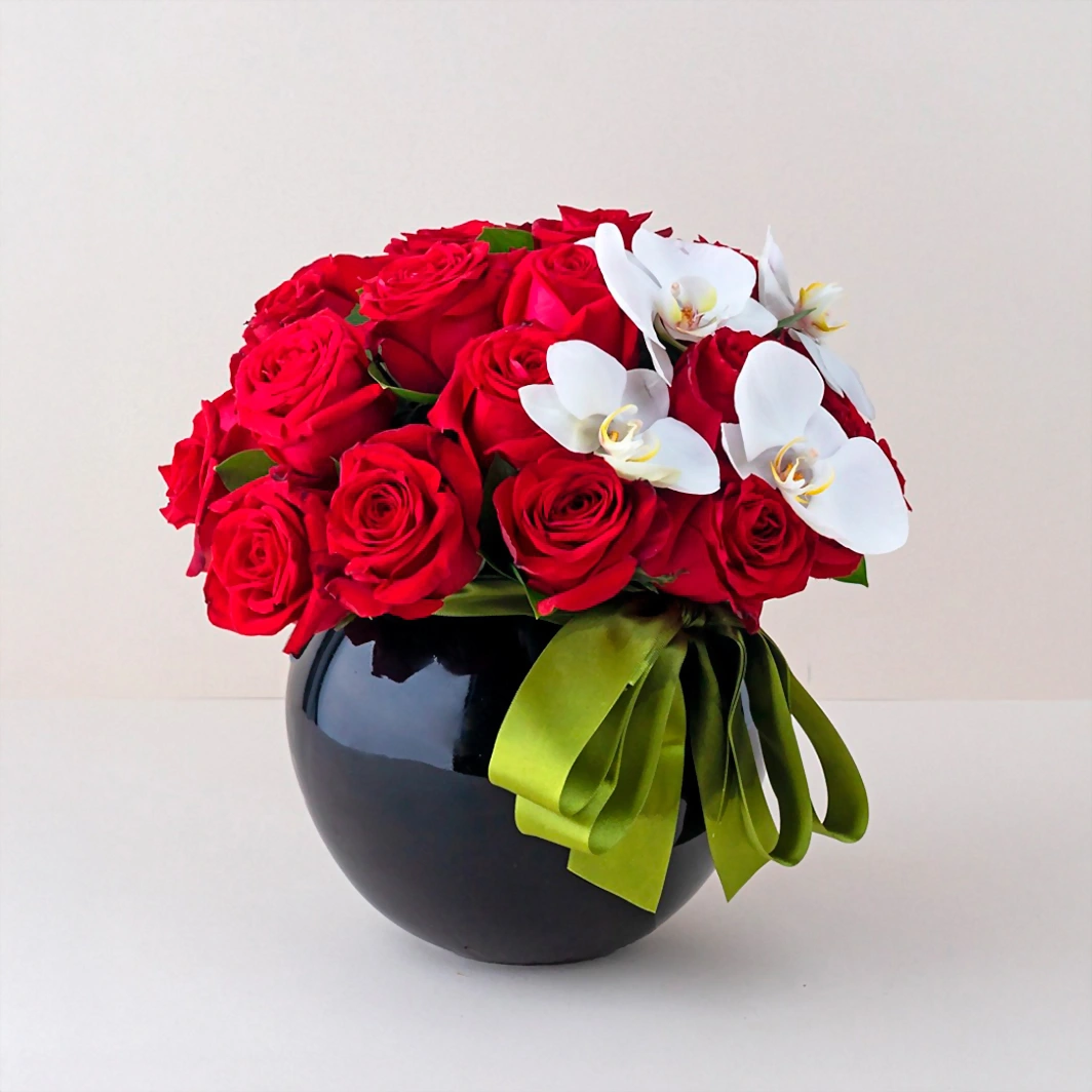 24 rosas rojas y orquideas en base negra 6370
