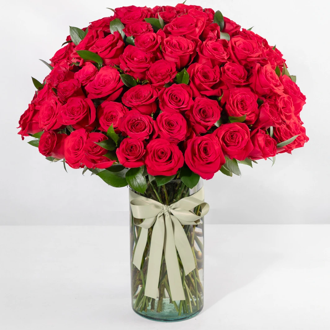 Clásico Amor con 100 rosas rojas 004