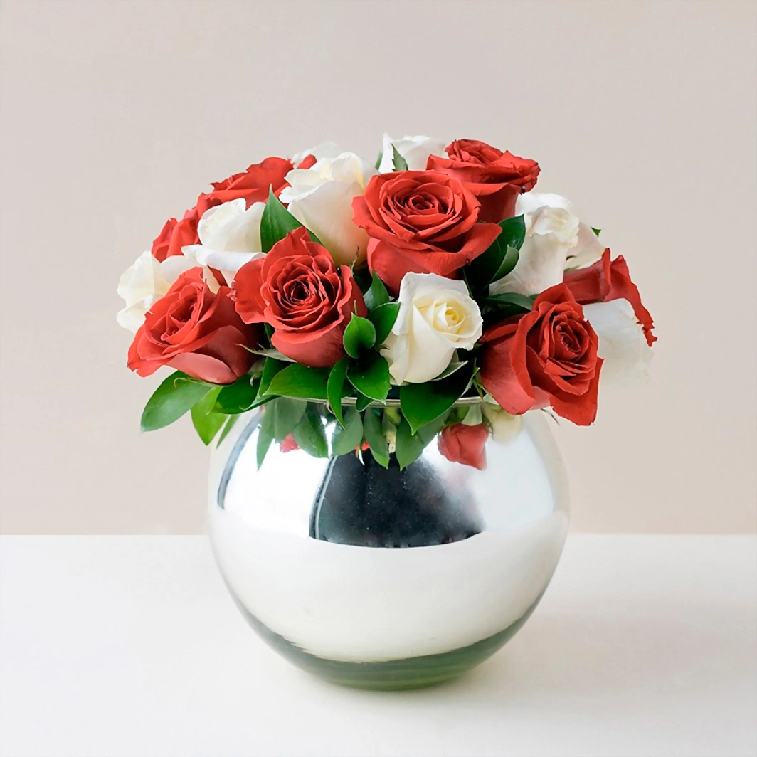 Rosa roja y rosa blanca en pecera 7212