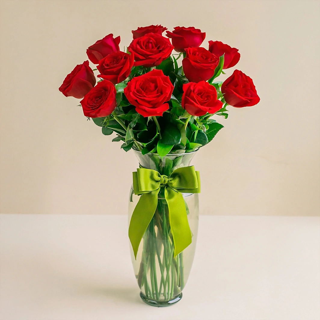 12 Rosas rojas en jarrón 9314